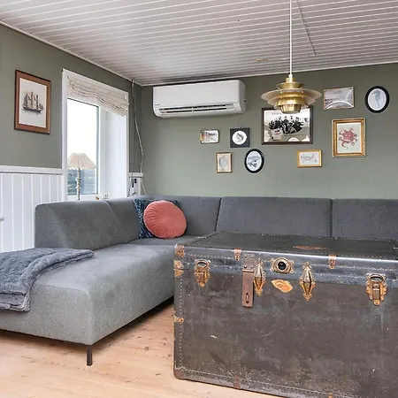 6 Person In Harbo Re Harboør
